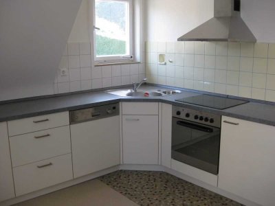 Helle 3-Zimmer-DG-Wohnung mit Balkon und Einbauküche in ruhiger Lage
