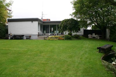 Stilvoller Flachdachbungalow mit Parkgrundstück – Großzügiges Wohnen in Bestlage von Sprockhövel