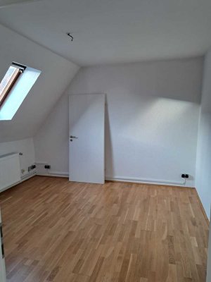 Freundliche und vollständig renovierte 2-Raum-DG-Wohnung in Bokeloh