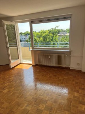 Große 1-Zimmer-Wohnung mit Balkon und EBK in Eschborn