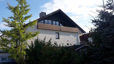 Stilvolle, vollst. renovierte 2,5-Zimmer-Dachgeschosswohnung mit gehobener Innenausstattung mit EBK