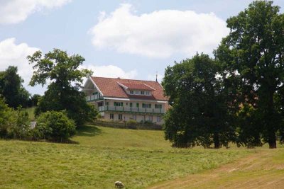 UNIKAT mit traumhaftem WEITBLICK direkt am ORTSRAND!
Grosses WH / 3x ETW mit MODERNSTEM STANDARD...
