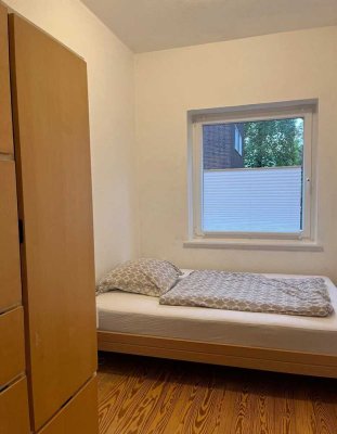 Zwei WG-Zimmer (Wohnzimmer + SZ) an eine Person zu vermieten