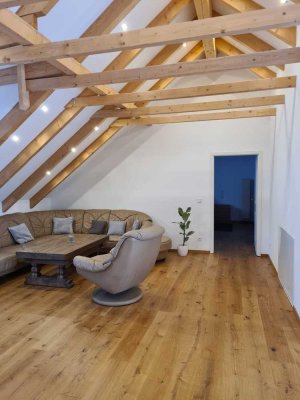 Außergewöhnliche Topwohnung, 1. OG, Kaminofen, Parkett, großer Balkon, bestes Umfeld, 2 Bäder.