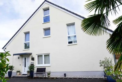 Charmantes großzügiges Einfamilienhaus in direkter Rheinlage