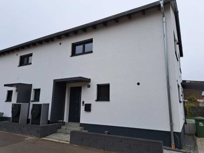 Neuwertige DHH in Theißing mit ausgebautem Keller