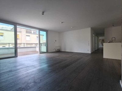 Stilvolle, zentrale 3-Zimmer-Wohnung mit Skylineblick & Designausstattung
