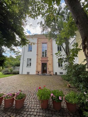 Direkt am Mainufer! Gründerzeitvilla -kernsaniert 2016 mit 307 m² + vermietetem VH € 1.830.000,-
