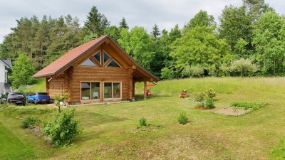 Ein Zuhause mit Charakter – Rundstamm-Vollblockhaus trifft Naturidylle