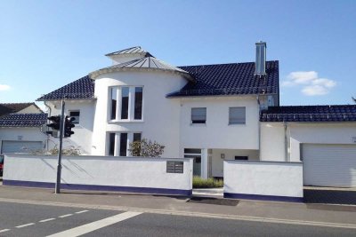 STILVOLLE 2-ZIMMERWOHNUNG MIT SCHLOSSBLICK – RUHIG, HELL & MODERN!