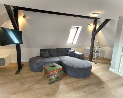 Charmante möblierte Dachgeschosswohnung im Villenviertel, nähe Krankenhaus