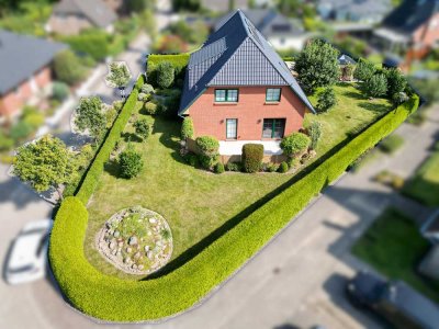 TOP Gepflegte Erdgeschosswohnung + Spitzboden mit Terrasse & Eckgrundstück in ruhiger Lage
