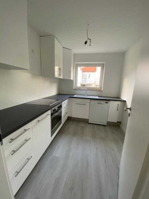 Exklusive, modernisierte 4-Zimmer-Hochparterre-Wohnung mit Balkon und Einbauküche in Leonberg