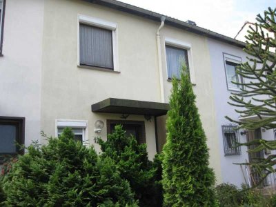 Gelegenheit für geschickte Handwerker: Reihenmittelhaus mit Garage