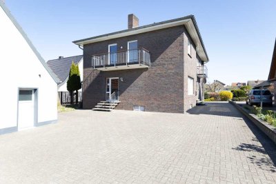 Stilvoll modernisierte Wohnung im Obergeschoss + Erdgeschoss ebenfalls verfügbar!