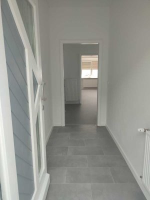 Ansprechende und vollst. renovierte 2-Raum-Souterrain-Wohnung mit geh. Innenausstattung