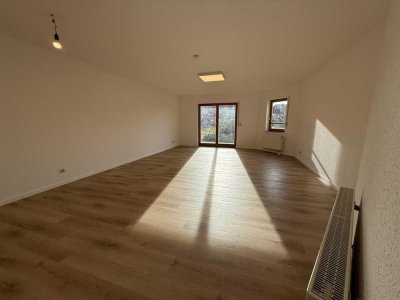 Frisch renovierte & moderne 2-Zimmer EG Wohnung mit Terrasse, Stellplatz & großem Keller