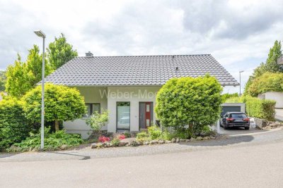 Freistehendes Einfamilienhaus mit Pool, Garage und hochwertiger Einbauküche