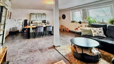Gemütliche, helle Dachgeschosswohnung mit wunderschönem Weitblick und Klimaanlage& Gartenantei