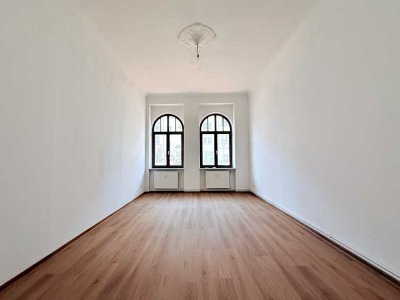 Frisch sanierte 2 Zimmer Altbauwohnung mit hohen Decken in zentraler Lage