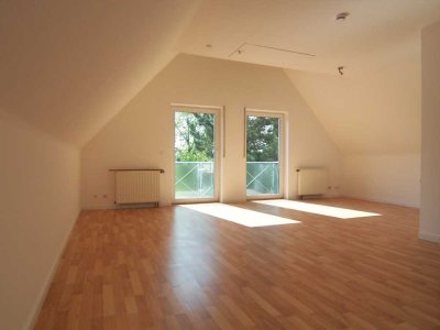 Helles Dachstudio mit EBK, Laminatboden und kleinem Balkon in ruhiger Wohnlage am Erlenbach