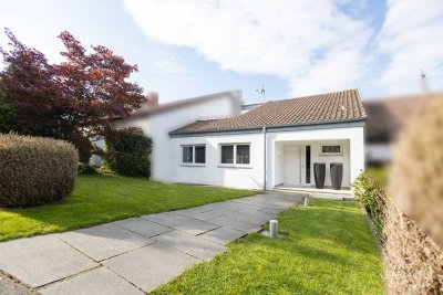 Wohnen mit Stil: Kernsaniertes Reihenhaus mit außergewöhnlicher Architektur und viel Privatsphäre