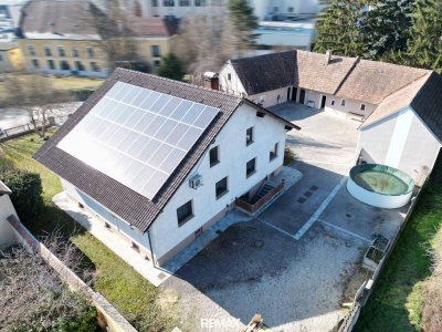 Mehrfamilienhaus mit großzügigem Grundstück und vielseitig nutzbaren Nebengebäuden in Traismauer