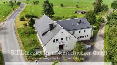 (A1550) Vielseitiges Kulturhaus mit Veranstaltungssaal und Ferienwohnungen in Kleingeschwenda
