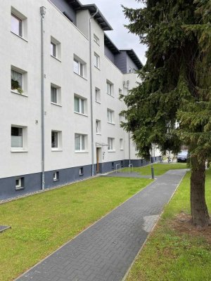 von Privat, Top sanierte 3 Zi Wohnung, gehobene Innenausstattung, Balkon, mitten im Grünen