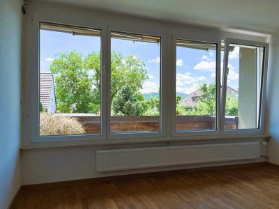 Lerchenbuckel: Sanierte 4-Zimmer-Wohnung mit überdachtem Balkon & EBK, 98 m², hell, ruhig, 1.OG