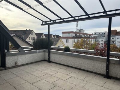 Hochwertig modernisierte 4-Zimmer-Wohnung mit großer Dachterrasse und zwei Garagen