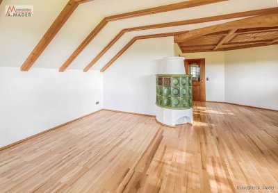 Schöne Dachgeschoß-Wohnung mit Carport