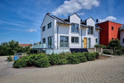 Familienfreundlich wohnen in Leiblfing: Lichtdurchflutetes Reihenendhaus mit Balkon und Garage