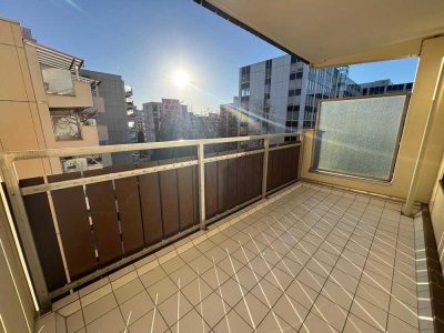 ***LICHTDURCHFLUTETE UND IDEAL GESCHNITTENE 5-ZIMMER-WOHNUNG MIT 2 LOGGIEN AM KUSTERMANNPARK***