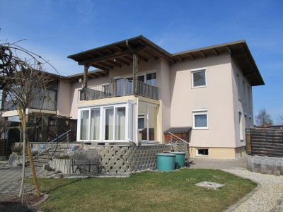 EXKLUSIVES WOHNEN - GROSSZÜGIGE EIGENTUMSWOHUNG MIT CA. 400 M2 EIGENGARTEN UND DOPPELCARPORT
