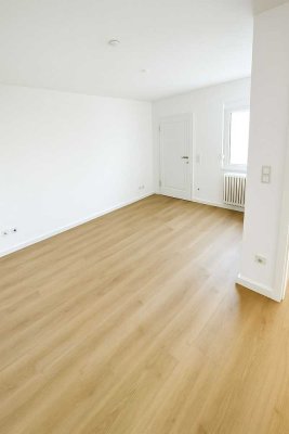 Helle, modernisierte 2-Raum-Wohnung mit Balkon und EBK