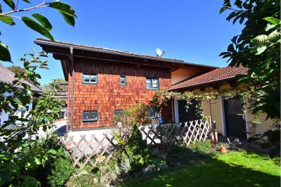 Holzhaus-Romantik - zukunftsfähige Rarität mit Option auf Praxis bzw. Wohnraum im Anbau