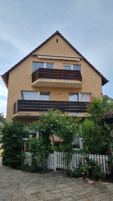 Helle Dachgeschoss Wohnung mit Balkon und Badewanne