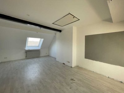 ** Erster Monat Mietfrei** Renovierungsbedürftige 4 Zimmer Wohnung