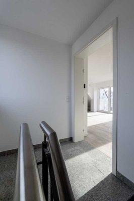 Erstbezug mit Balkon und Einbauküche: Exklusive 2-Raum-DG-Wohnung mit geh. Innenausstattung