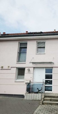 Bad Vilbel - unweit der ESRM! - Komplett möbliertes RMH in familienfreundlicher, begehrter Lage