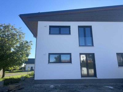 Neubau-Erstbezug: Exklusive 3-Zimmer-Erdgeschosswohnung mit Terrasse in Aach-Linz