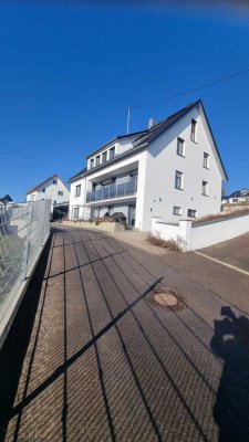 Helle 4- Zimmer-EG-Wohnung als Zweitbezug nach  Kernsanierung mit Balkon