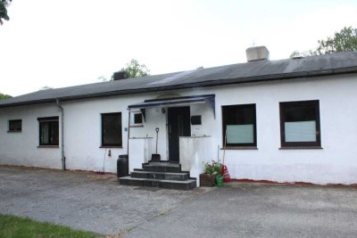 Einfamilienhaus mit Einliegerwohnung und Werkstatt in Felde-Jägerslust