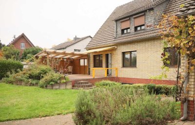 Helle 3,5-Zimmer Wohnung mit Garten, Terrasse und Doppelgarage in Neuss-Norf