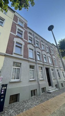 Renovierte 2 Zimmer Dachgeschosswohnung mit großer Küche, Tageslichtbad und Balkon im Altbau