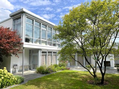 Familienidyll mit viel Platz: Architektenhaus mit Einliegerwohnung und sonnigem Garten