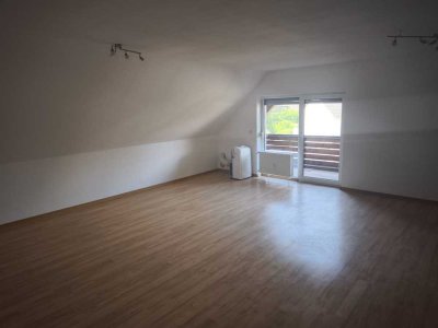 Geschmackvolle, sanierte 1,5-Zimmer-Dachgeschosswohnung mit geh. Innenausstattung mit Balkon