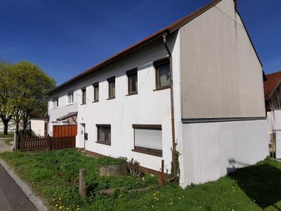 Osterhofen/Künzing: Sanierungsbedürftige Doppelhaushälfte m. gr. Scheune