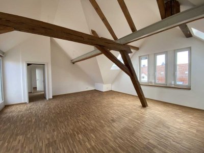 Dachgeschosswohnung in Karlsruhe Weststadt. Erstbezug 3‑ Zimmer  mit Wohn-, Ess- und Kochbereich